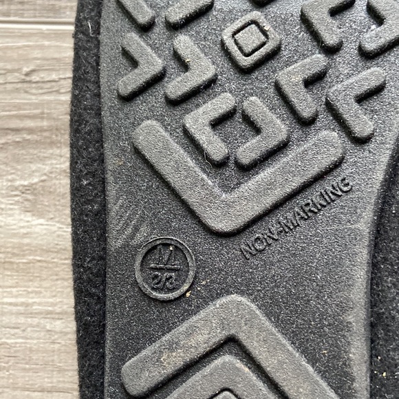 Nearly New Cat and Jack Slippers, size 2/3 - Picture 3 of 4